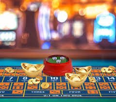 Tampilan dealer baccarat langsung di critasena menunjukkan studio profesional dan kualitas gambar HD
